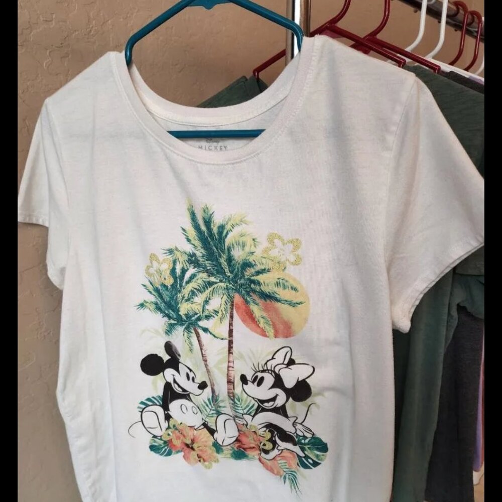 Lot (4) Womens Graphic T-Shirts/Disney, Levis, Old Navy, Llamacorn SIZE LARGE